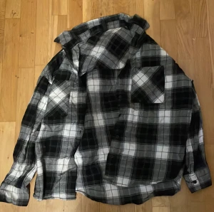 Flannel xxs - White, black, grey Säljer den för 150. Haft den bara 1 vecka 