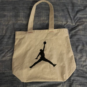 Jordan sidebag - Jordan tygpåse i grymt skick. Väldigt rymlig och har en praktisk inneficka. Skriv vid intresse :)