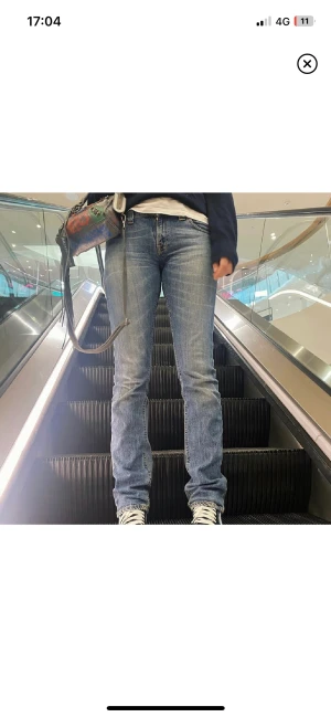 Nudie jeans  - Skiiit snygga nudie jeans som är köpta här på Plick! Klippt slits från förra ägaren!! ( även förra ägarens bilder)   Pris kan diskuteras!! 