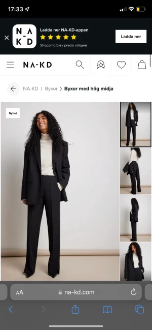 Svarta kostymbyxor med liten slits - I jättefint skick!  Storlek 36🌸