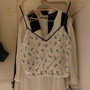 Blommigt linne - Detta supergulliga linnet säljer jag för att det tyvärr inte är min stil längre. Linnet är Croppat och går ungefär till midjan. Köparen står för frakt som ligger på 12-24kr💗