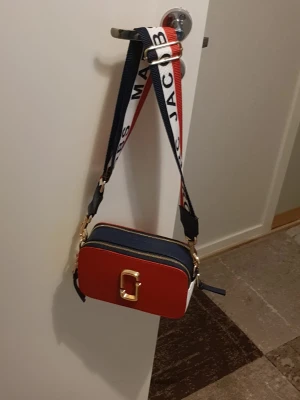 Damväskor - Den damväskan. Min dotter present till henne. Och hon vill inte. Jag säljer den. Helt ny. 1.000 kronor. Varumärke. Marc jocabs. Ops! Bara seriösa hör av er. 