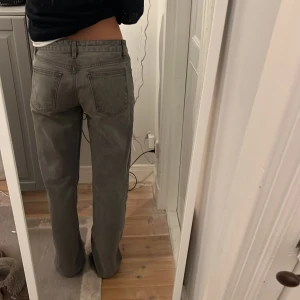 Gråa jeans lowwaist - Perfekta lågmidjade gråa jeans. Sitter snyggt i midjan och rumpan! Endast använda några få gånger. Knappen längst ner har gått av (märks eller syns inget)