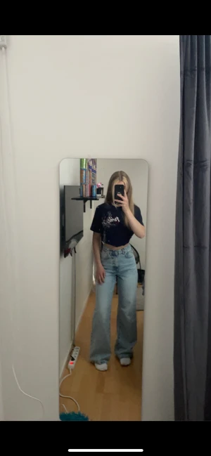 Baggy jeans  - Säljer nu ett par helt nya blåa baggy jeans, som tyvärr blev för stora för mig.. Jättesnygga och aldrig använda. Först till kvarn.  200kr+Frakt 