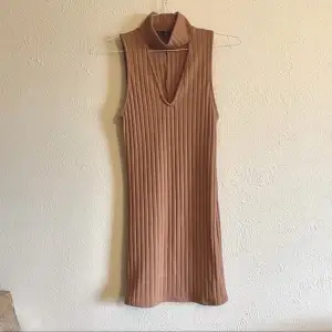 Kendall & Kylie (Jenner) brand for PacSun Cute ribbed casual dress in a dusty rose color that can be dressed up or down. Very comfy with stretchy material