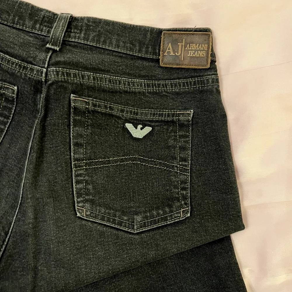 Säljer ett par gråa lågmidjade emporio armani jeans, de är endast använda ett fåtalet gånger  Storlek 27 passar till längden ca 167 cm. Jeans & Byxor.
