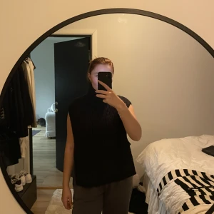 Stickad väst st S - Köparen står för frakten 