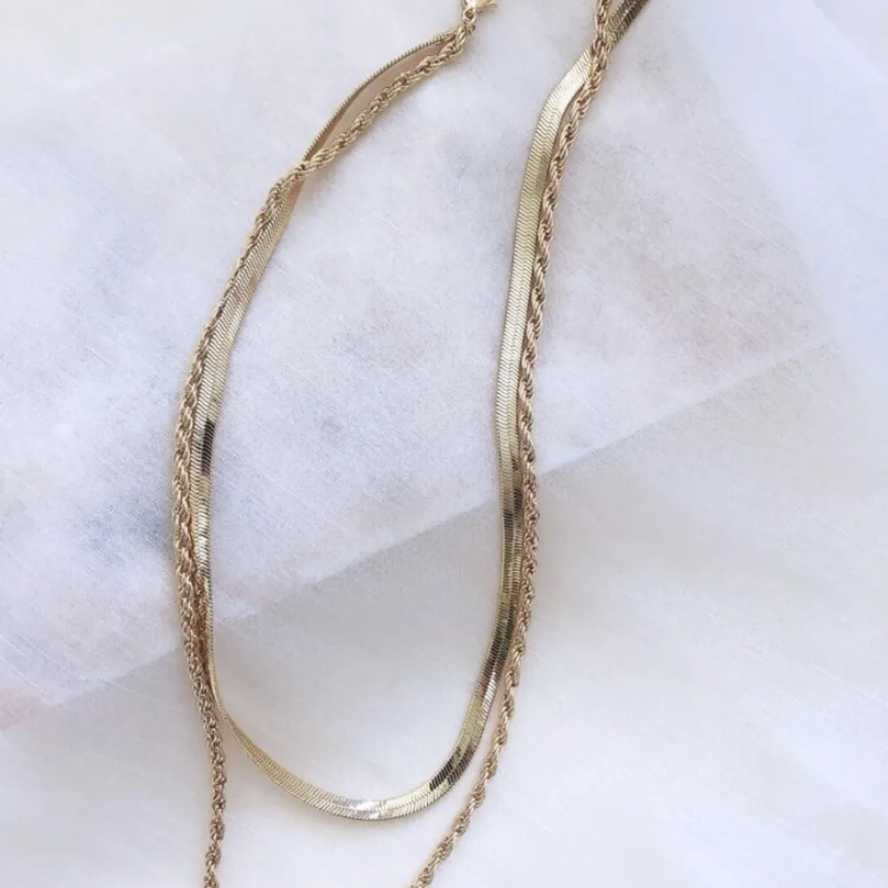 En jättefin halsband som passar ihop allt och tappar ingen färg. Finns fåtal kvar!!! 💗 passar bra nu som en julklapp nu💗 Längd: 39-45 cm. Accessoarer.