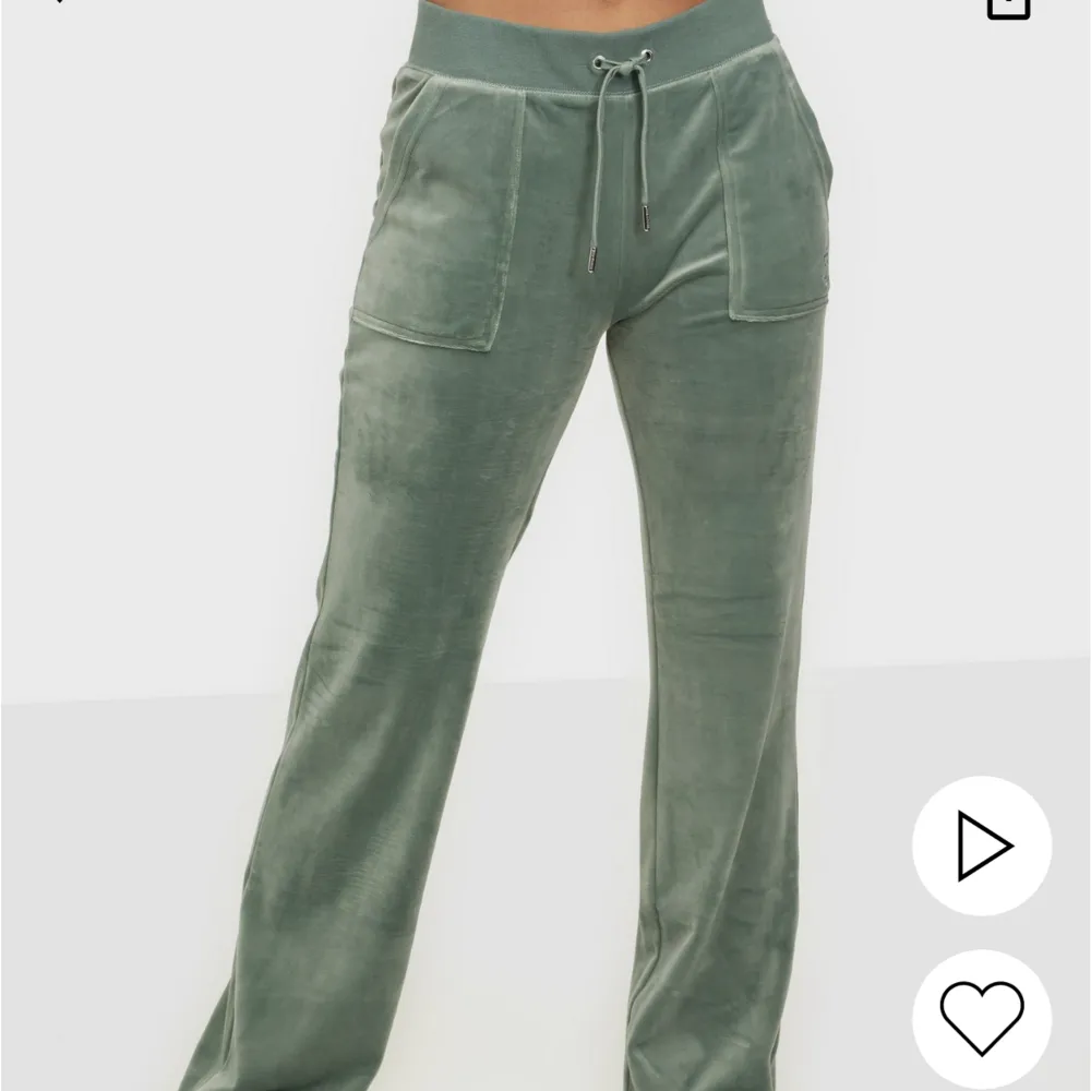 Gröna juicy byxor i chinos färgen. Är i stl L men passar även M💚 ENDAST TESTADE men inte använda efter det. De är som nya men säljer relativt billigt då jag vill köpa en annan färg.. Jeans & Byxor.