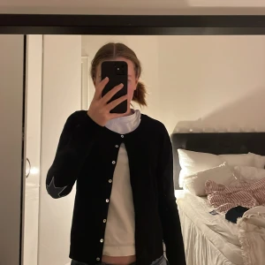 Kofta med stjärnor - Jättefin kofta ifrån culture! Den är i jätte bra skick och inte kommit till användning. Jag köpte den för 300 men säljer för 150💗💗