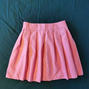 En söt kjol i laxrosa färg, väldigt Mean Girls. Den är köpt på secondhand. Om du vill ha fler bilder eller undrar något så är det bara att fråga! :) 