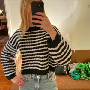 Stickad randig tröja - Jätte fin tröja men har allt för många. Ni betalar för frakten!