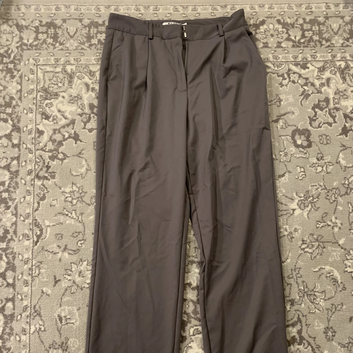 Grå raka kostymbyxor