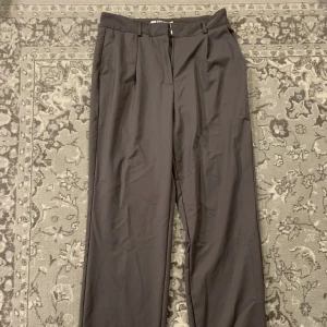 Grå raka kostymbyxor - Inte strukna på bild! Från Nakd i storlek 36. Använda 1 gång 