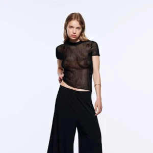 Zara topp - Säljer denna zara t-shirt/topp. I nyskick och aldrig använd har dock tagit bort lappen. Storlek M (passar S). Säljer för 100kr. Vid snabb och smidig affär kan priset sänkas. Kan mötas upp i Stockholm annars står köparen för frakten😊