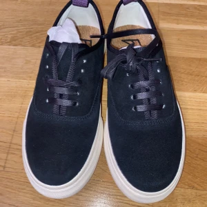 eytys mother suede - Helt oanvända skor från eytys. Inköpspris (1700kr) säljer för 700. Kan tänka mig sänka priset till 650.