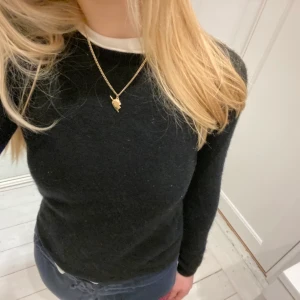 Kashmirtröja 🖤 - Svart kashmirtröja som är ganska liten i storlek💘 jag brukar ha S och den passar men skulle nog passa en XS bättre🫶🏼 100% kashmir🖤inget som syns men ett hål är lagat för hand under armen. Möts upp på Östermalm eller fraktar!  