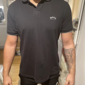 Hugo boss pike XL - Säljes då den är för stor för mig idag. Köpt på Hugoboss butiken i göteborg 2020. Slimfit modell