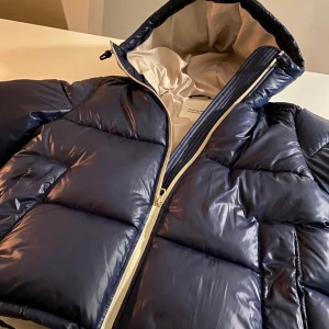 Hm my style dun jacka - Så fin jacka som jag designa via hm ”my style” som inte finns att göra längre. Aldrig använd då jag hann köpa en annan.  Marin blå med beige dragkedja och foder. Storlek S och den kortare modellen. Du står för frakt💕