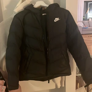 Nike vinterjacka - 1 år gammal Nike jacka väldigt lite använd stl 147/158 väldigt bra skick nytt pris 950 på stadium priset kan diskuteras vid snabb affär!