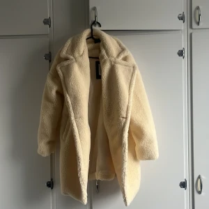Teddyjacka - Säljer min Teddy jacka från Plt eftersom den är för stor på mig. Har aldrig använt den. Den är helt ny prislappen är kvar på jackan. Jackan är kräm vit den passar alla eftersom den är oversized