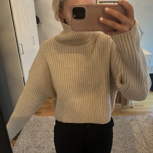 stickad tröja  - Snygg stickad tröja från Hm. Man kan både ha den som en polo tröja eller vika ner den. 