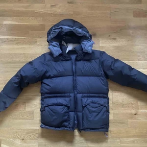 Vinterjacka - Vinterjacka ifrån uniqlo. Går att vända ut och in på beroende vilken färg man vill ha. Passade inte mig därav säljer jag den❤️storlek xs men herrstorlek så mer som en S.