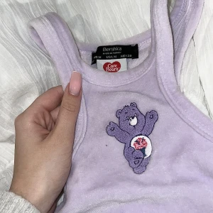 Linne bershka  - Säljer mitt älskade velour linne från bershka i strl M!🤍 LITEN i strl!💜 så söt & skön💗