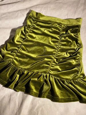 Grön Sammet Kjol  - Fin kort sammet kjol perfekt för jul och nyår! Liten i storleken. 