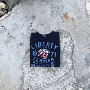 Sweatshirt!! 🌱🌱 - Tröja från Liberty university. Storlek M men passar snarare S. Tröjan är i normalt begagnat skick. Tveka inte att höra av dig om du undrar något! 🌱🏫🎓
