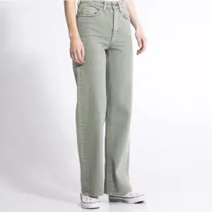 Gröna jeans från lager 157 i strl: xs Aldrig använda då jag köpte fel storlek. Finns inte kvar på sidan längre och är köpta för 300kr.