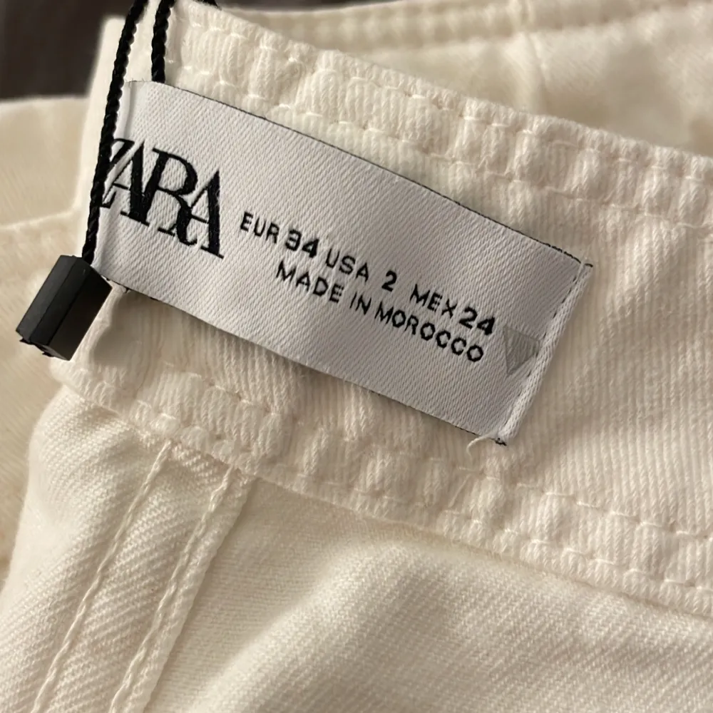 Säljer mina vita cargopants från Zara, aldrig använda och prislappen sitter kvar! Köpta för 359kr säljer för 200kr+frakt!🤍Tryck inte på köp direkt skriv pm istället!🤍(skriv för fler bilder). Jeans & Byxor.