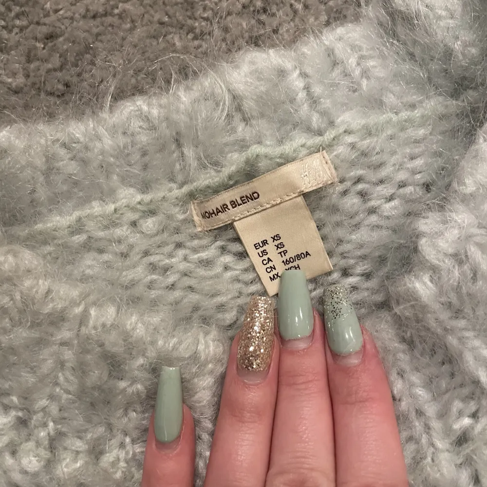 FINNS KVAR PGA OSERIÖS BUDARE!!Superfin stickad tröja i mohair blend frål H&M i strl xs. Slutsåld i alla storlekar på hemsidan🥹💕 kommer tyvärr inte till användning, fint skick! Frakt 66kr spårbart OBS BUD ÄR BINDANDE . Stickat.