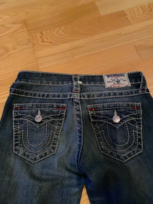 True religion jeans  - Säljer dessa snygga true religion jeansen då dem inte kommer till andvändning. Betalar endast med Swish. Kan posta idag!💕