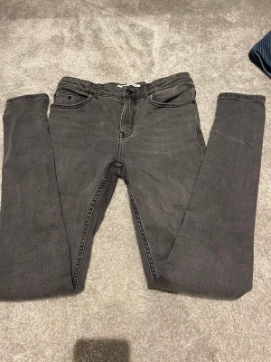 Gråa Calvin Klein jeans (Lågmidjade) - Gråa Calvin Klein jeans (Lågmidjade + skinny I Stl: 16 (kids)  Säljs pgr ej andvänd och för långa i benen. 