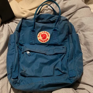 Fjällräven Kånken  - Säljer min gamla Fjällräven kånken ryggsäck i färgen Ocean Green. Väl använd dock inga tecken på synliga skador eller fläckar, Sittunderlag ingår 💕🙌🏼 Ordinarie pris 999 kr