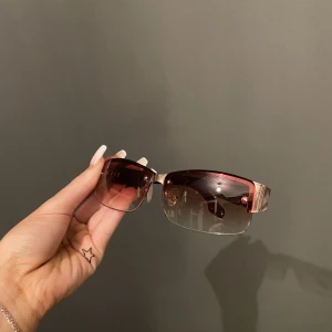 coola solglasögon - super najs och coola solglasögon. Använda ca 1 gång!🙌🏽