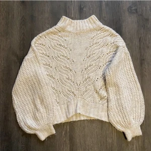 Stickad tröja  - Supersnygg stickad tröja i ljusbeige färg köpt på mango. Strl S
