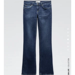 Zara jeans  - Säljer dessa zara jeans i strl 40, tyvärr för stora men jag har sytt dit en extra knapp i midjan så man kan välja. Kan byta mot storlek 38 också🫶🏼