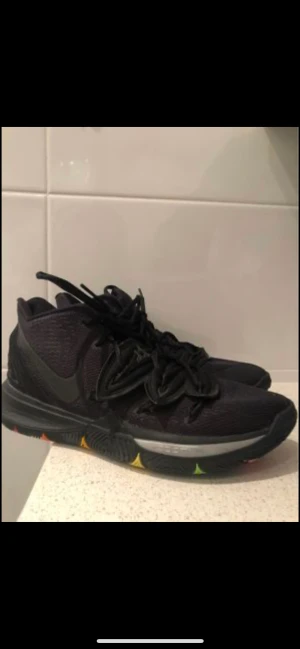Kyrie 5 Black Rainbow - Väldigt rena.  Använda under en halv säsong. Annars toppen skick