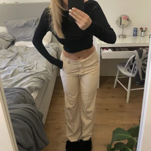 Beige madlady kostymbyxor  - Beigea kostymbyxor ifrån madlady i storlek 36 och längd 32. Sparsamt använda, 150 kr.  Köparen står för frakten 