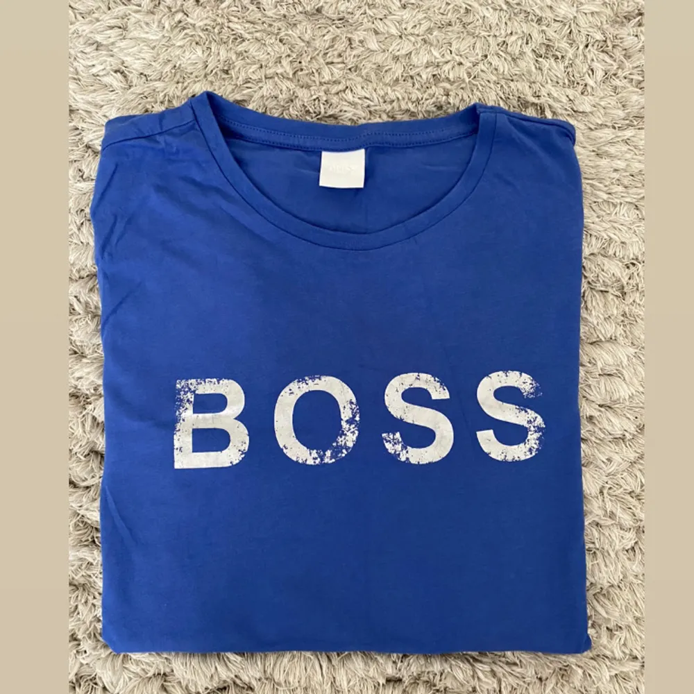 Boss t-shirt i storlek xs. . T-shirts.