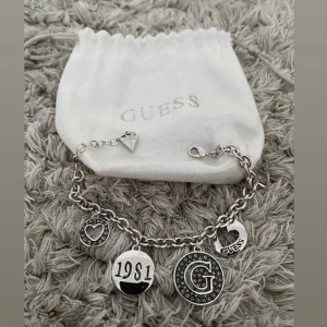 Guess armband  - Armband från guess. 