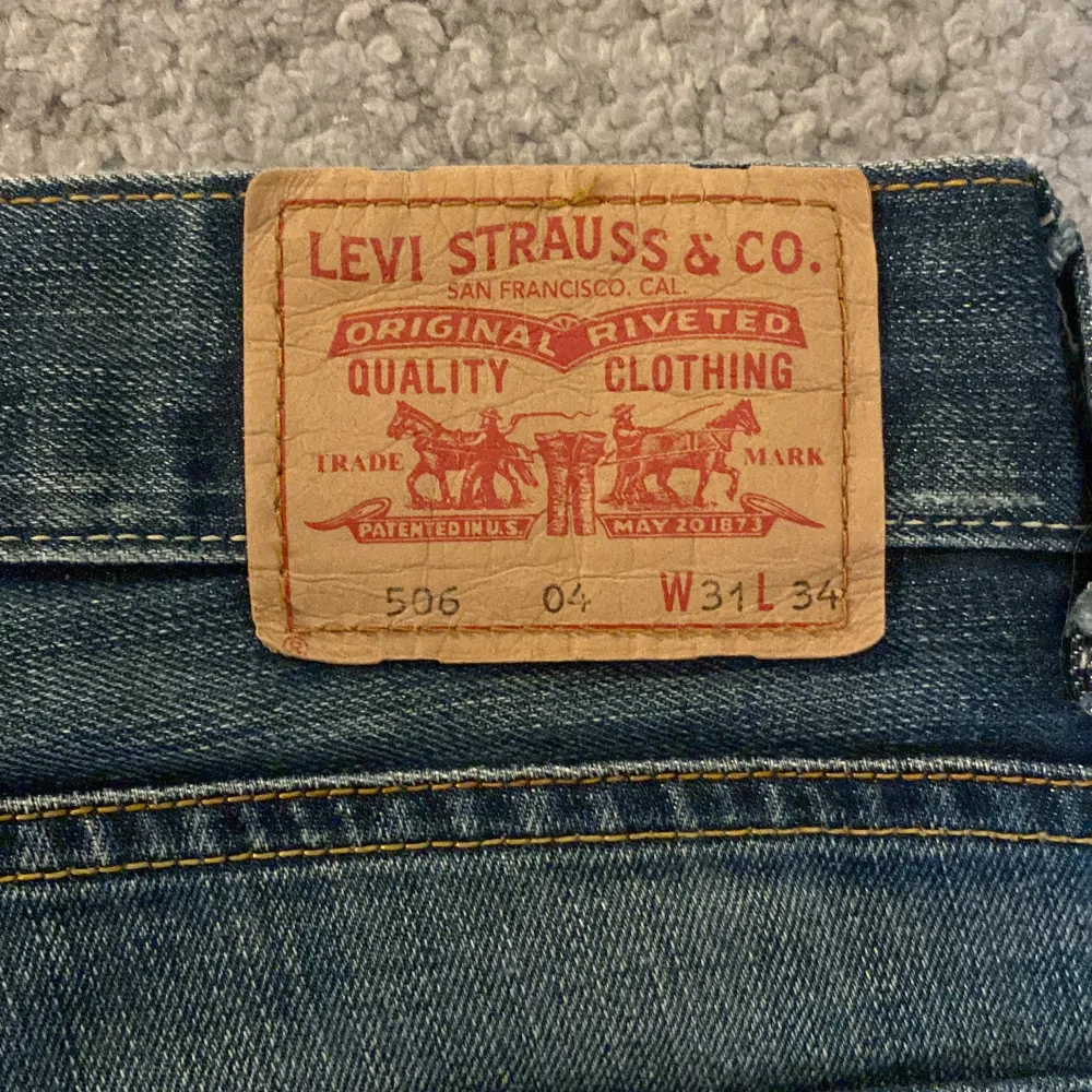 Ett par 506 STANDARD levi’s jeans ifrån 90-talet. Dom är ganska använda men är ändå i bra skick. Jeans & Byxor.