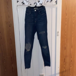 Jeans från Gina tricot  - Jeans i bra skick, strl 38. 75kr 