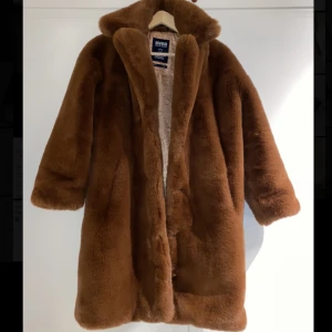 Svea Fuskpäls Jackie Coat XS - Fuskpäls från Svea i nyskick. Storlek XS men passar även till S då den är stor i storleken. 