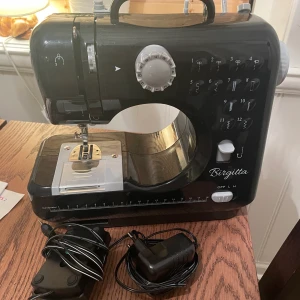 Symaskin - Lite mindre symaskin i bra skick. Sparsamt använd. Säljer då den inte kommer till användning. Köpt för 1000kr.