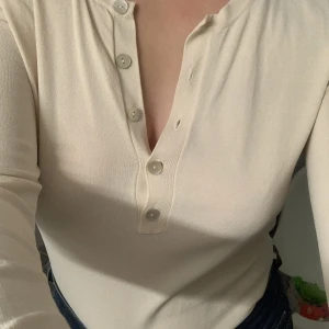 Zara - Säljer denna topp från Zara i gott skick. Stlk M men passar för mig som har S.Skriv vid frågor 💕💕 