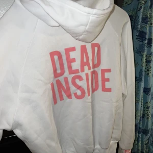 Vit hoodie med tryck  - En skitsnygg hoodie med text ibak och på ärmarna. Passar stl S-M. Köparen står för frakten!