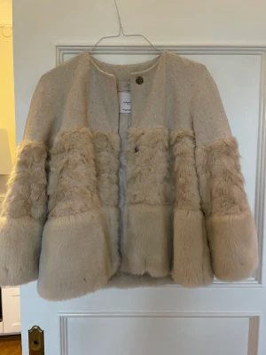 Mango jacka - Fuskpäls jacka från mango med ylle. Storlek medium men passar även mig som är small. Otroligt fin och varm !!! Endast använt vid ett tillfälle. 